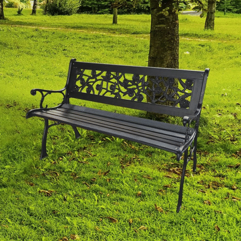 Parko suoliukas su rožėmis