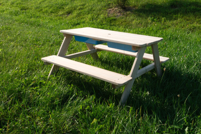 Vaikiškas žaidimų ir užkandžių stalas