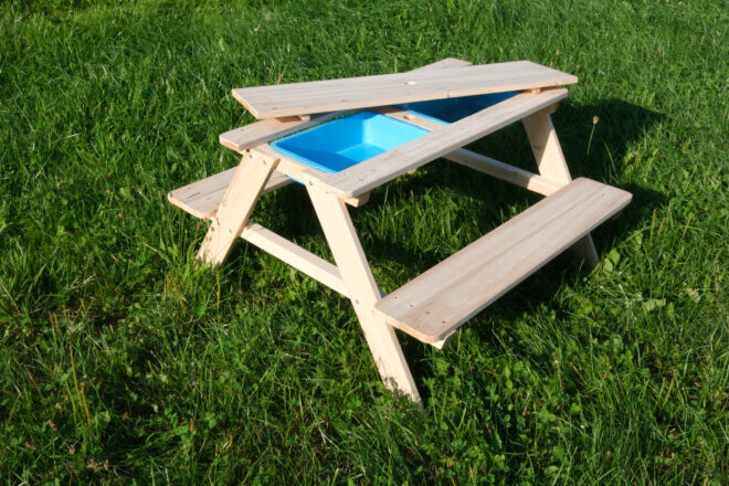 Vaikiškas žaidimų ir užkandžių stalas